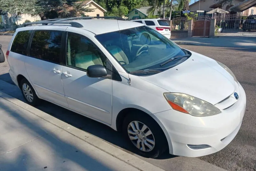 2009 Toyota Sienna LE photo 1