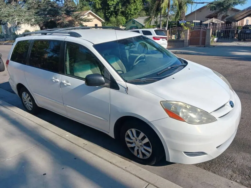 2009 Toyota Sienna LE photo 1