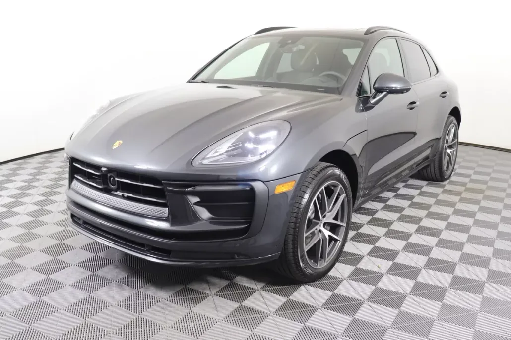 2025 Porsche Macan photo 1