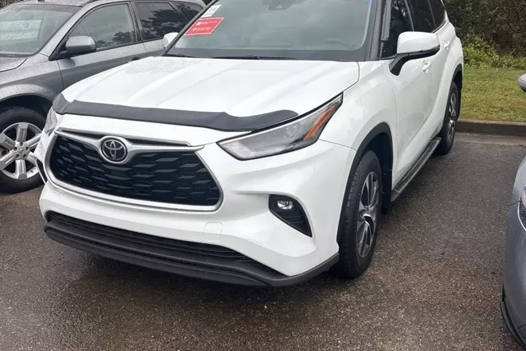 2022 Toyota Highlander XLE photo 1