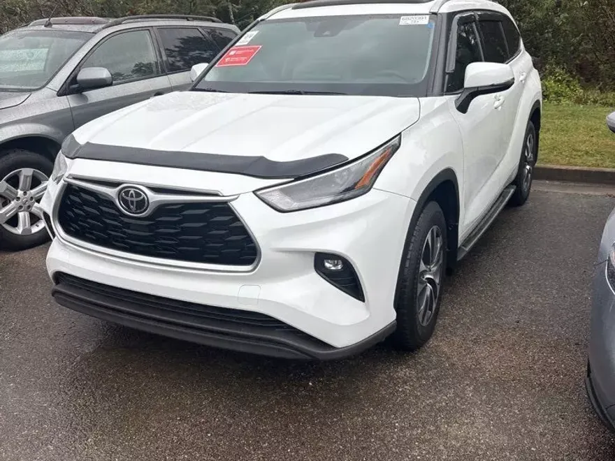 2022 Toyota Highlander XLE photo 1
