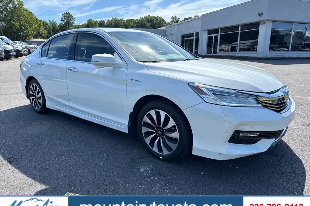 2017 Honda Accord Hybrid Touring photo 1