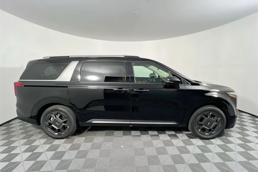 2026 Kia Carnival SX photo 1