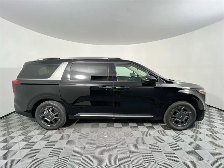 2026 Kia Carnival SX photo 1