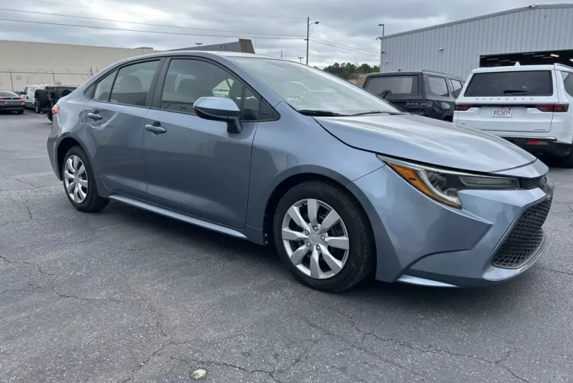 2021 Toyota Corolla LE photo 1