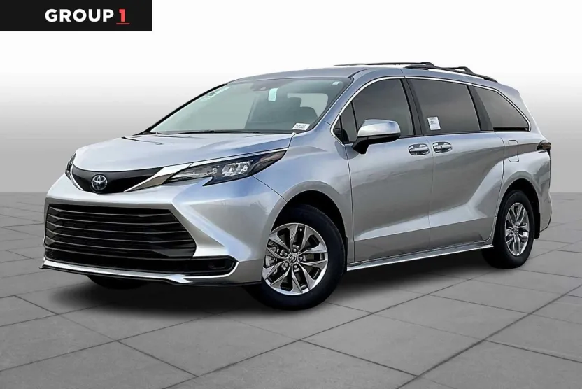 2025 Toyota Sienna LE photo 1