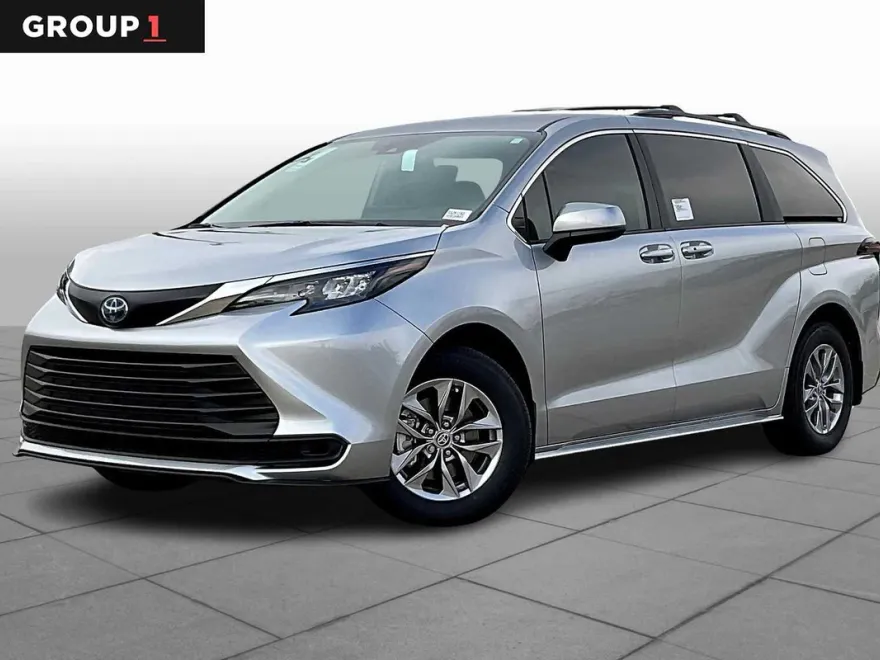 2025 Toyota Sienna LE photo 1