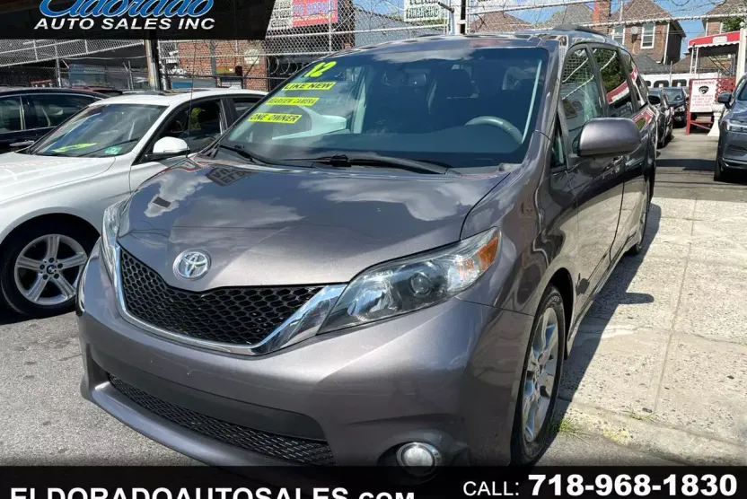 2012 Toyota Sienna SE photo 1