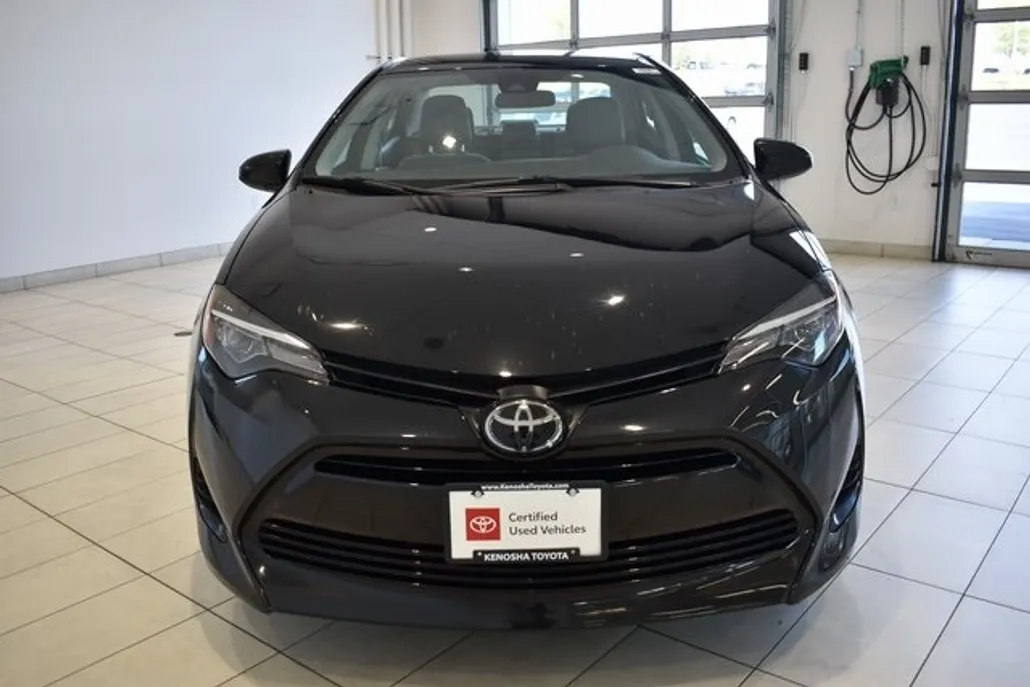 2019 Toyota Corolla LE photo 1