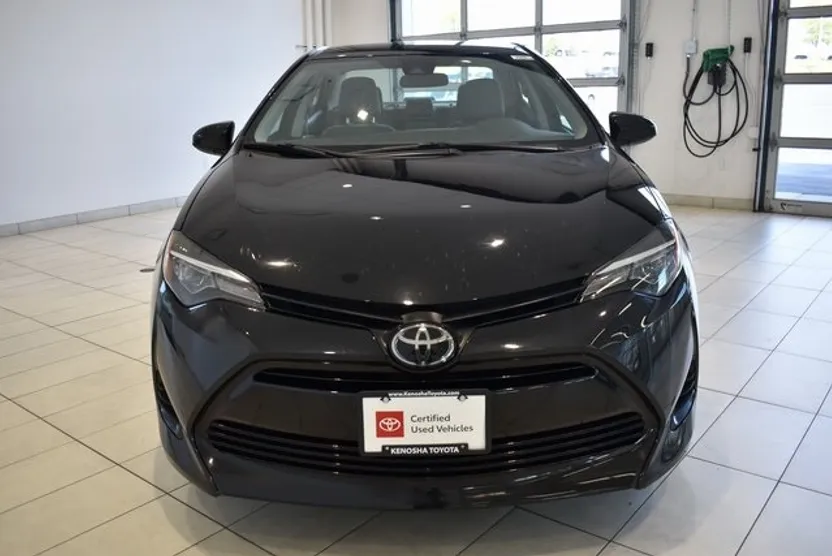 2019 Toyota Corolla LE photo 1