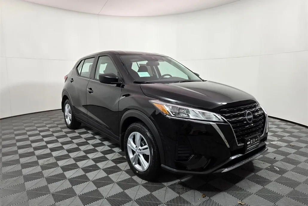 2025 Nissan Kicks Play S photo 1