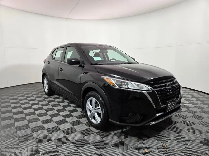 2025 Nissan Kicks Play S photo 1