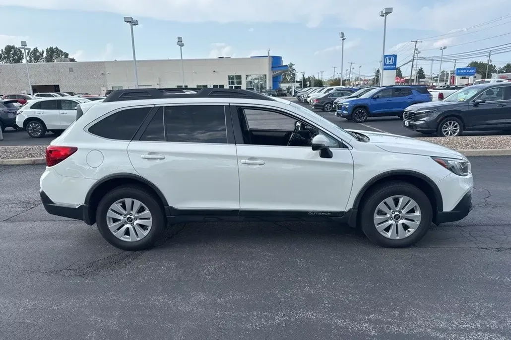 2019 Subaru Outback 2.5i Premium photo 1