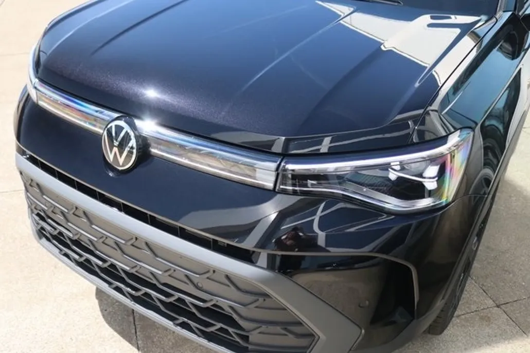 2025 Volkswagen Taos SE photo 1
