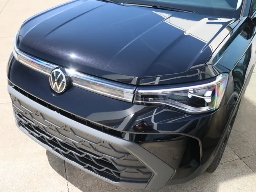 2025 Volkswagen Taos SE photo 1