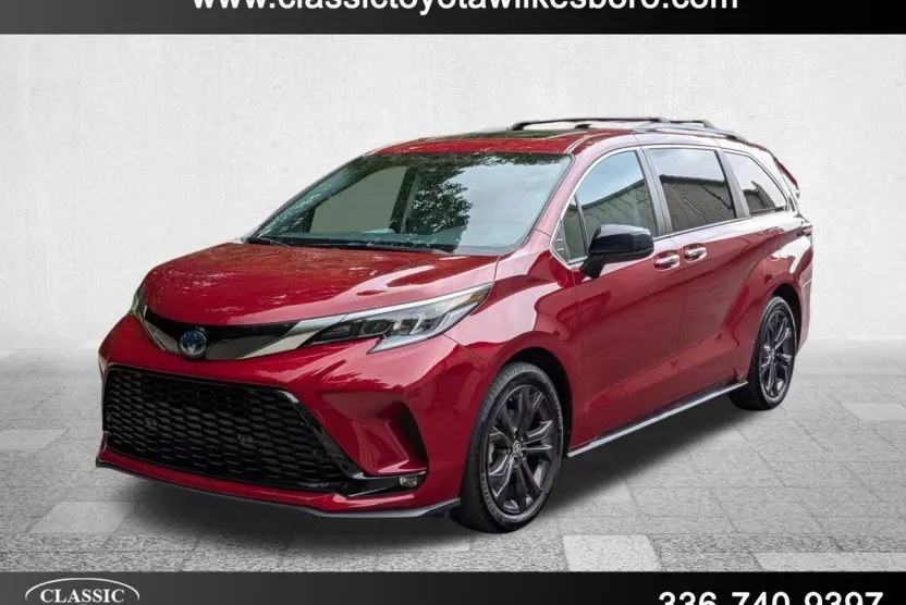 2022 Toyota Sienna XSE photo 1