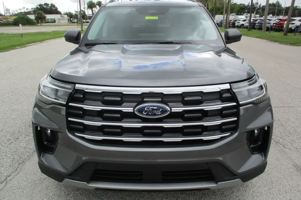 2025 Ford Explorer photo 1