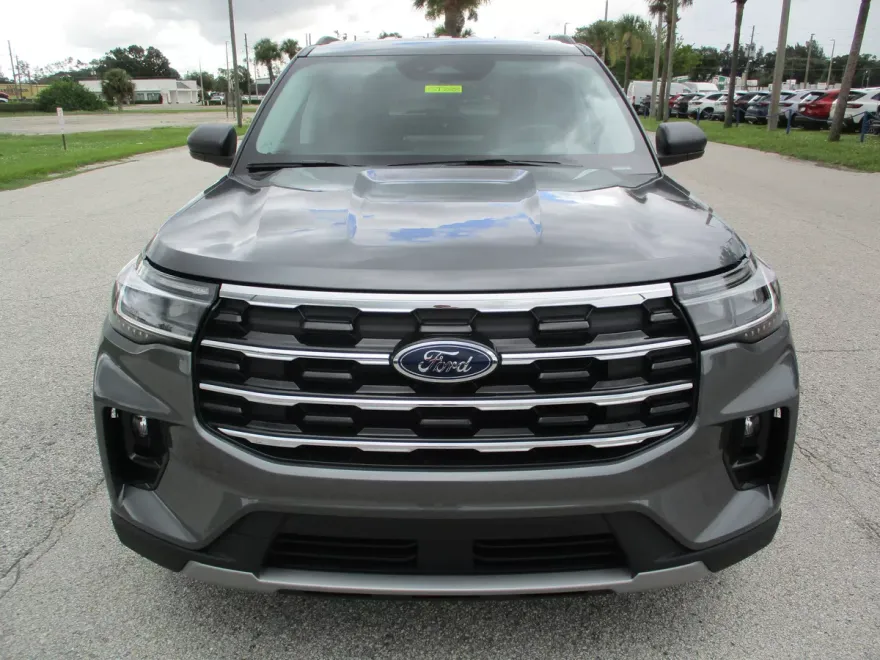 2025 Ford Explorer photo 1