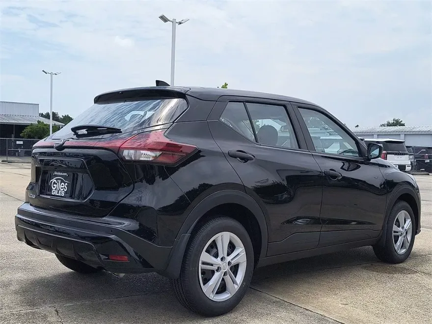 2025 Nissan Kicks Play S photo 1