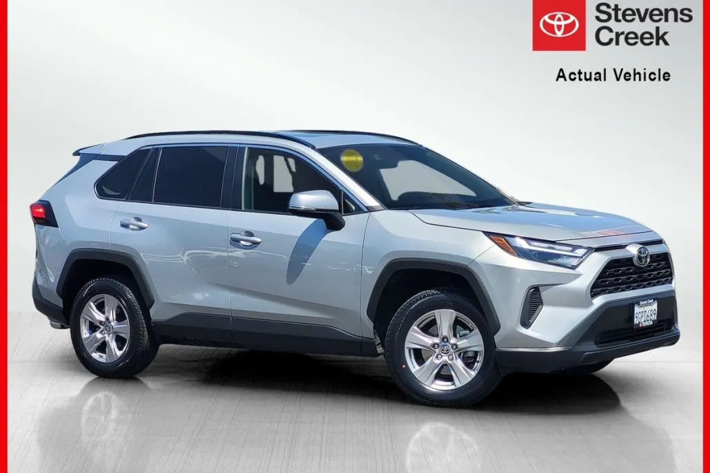 2023 Toyota RAV4 XLE photo 1