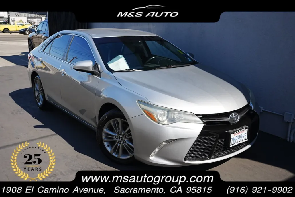 2015 Toyota Camry SE photo 1