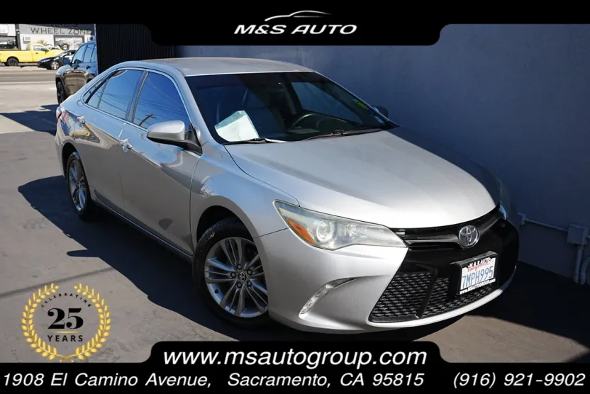 2015 Toyota Camry SE photo 1