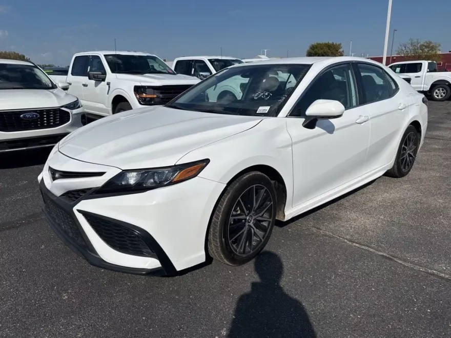 2024 Toyota Camry SE photo 1