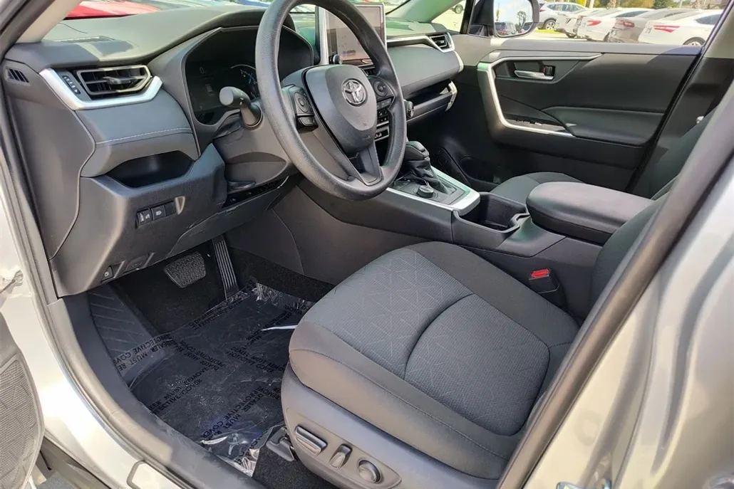 2024 Toyota RAV4 Hybrid XLE photo 1