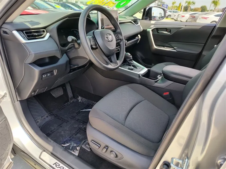 2024 Toyota RAV4 Hybrid XLE photo 1