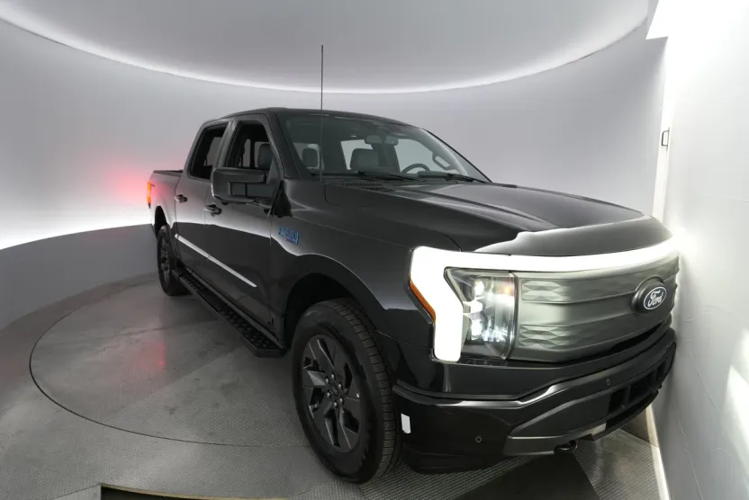 2024 Ford F-150 Lightning Lariat photo 1