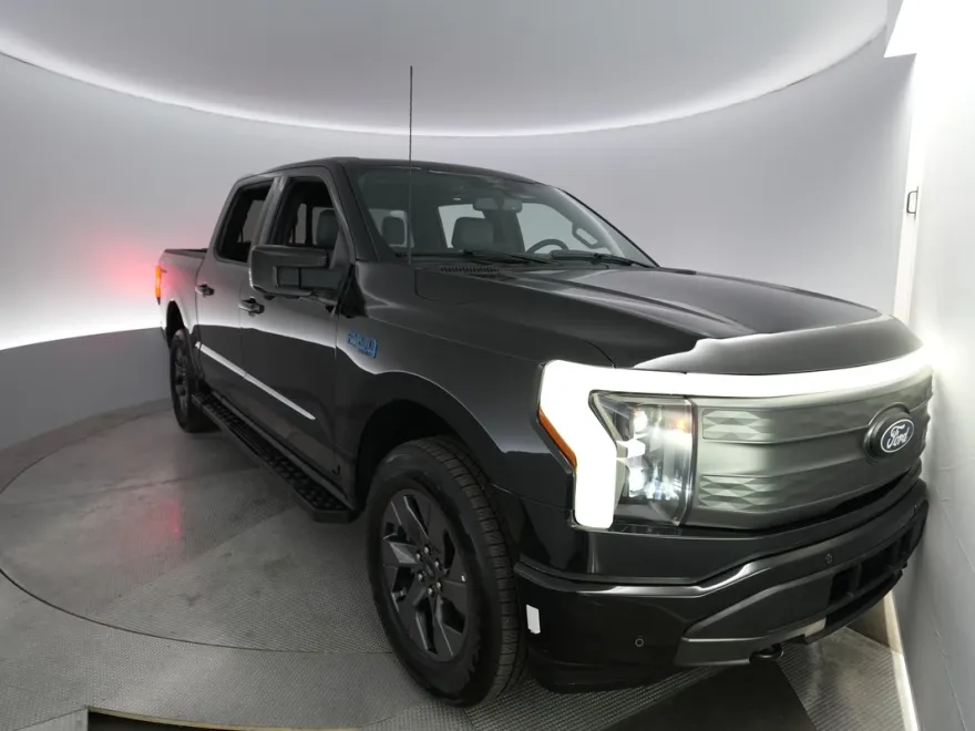 2024 Ford F-150 Lightning Lariat photo 1