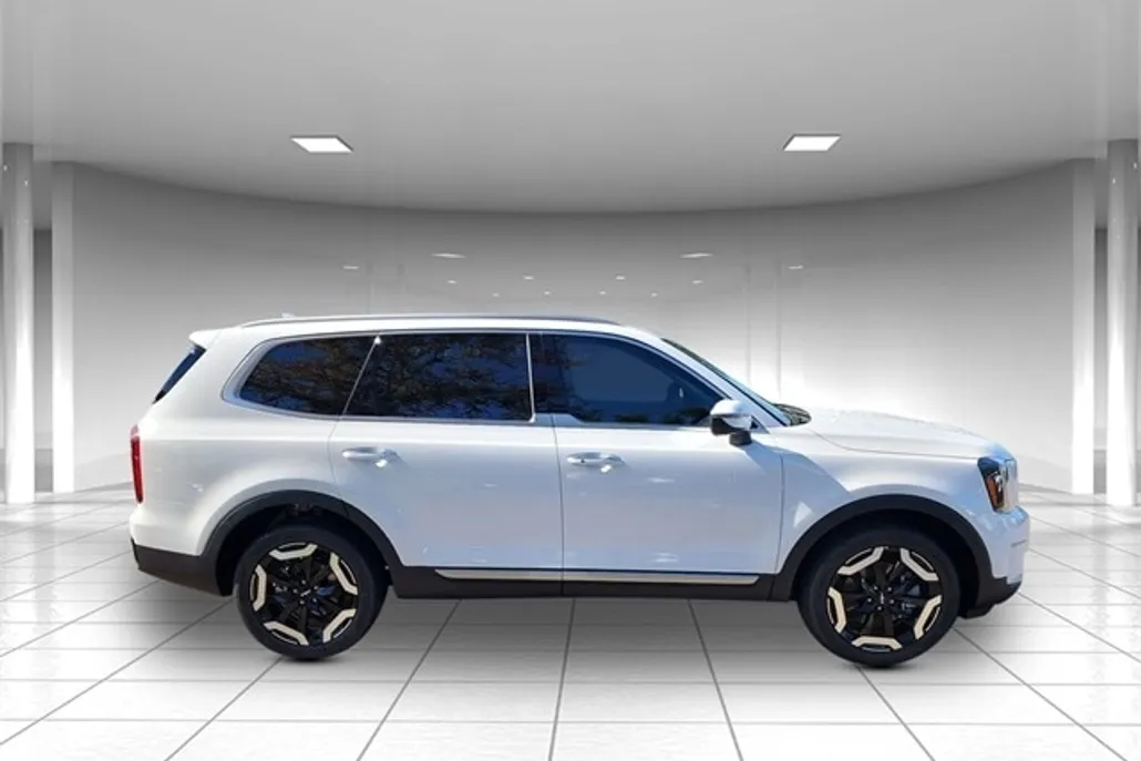 2025 Kia Telluride S photo 1