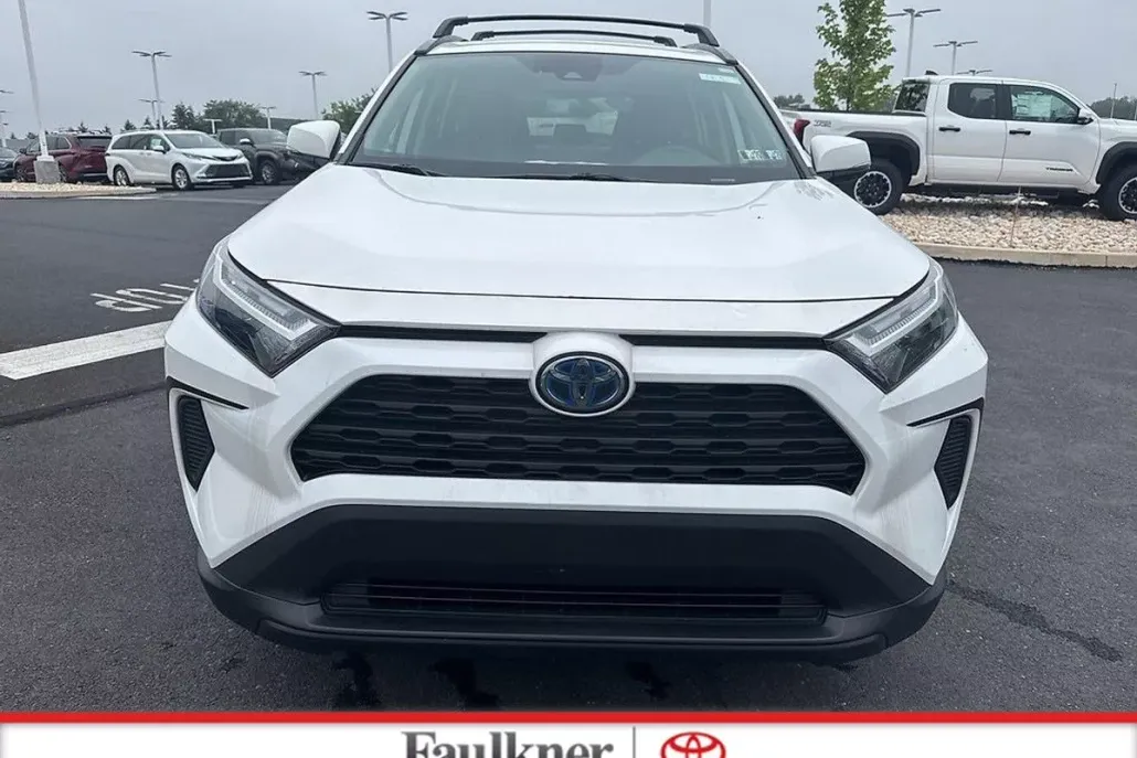 2024 Toyota RAV4 Hybrid XLE photo 1