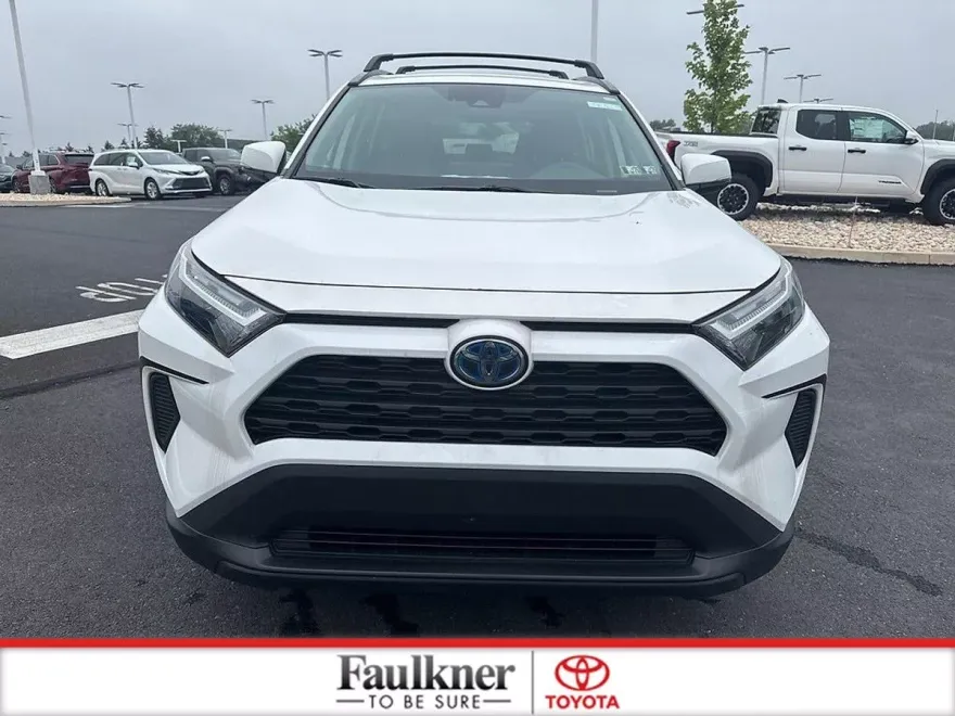 2024 Toyota RAV4 Hybrid XLE photo 1
