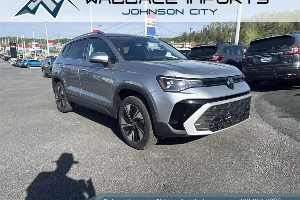 2025 Volkswagen Taos SE photo 1