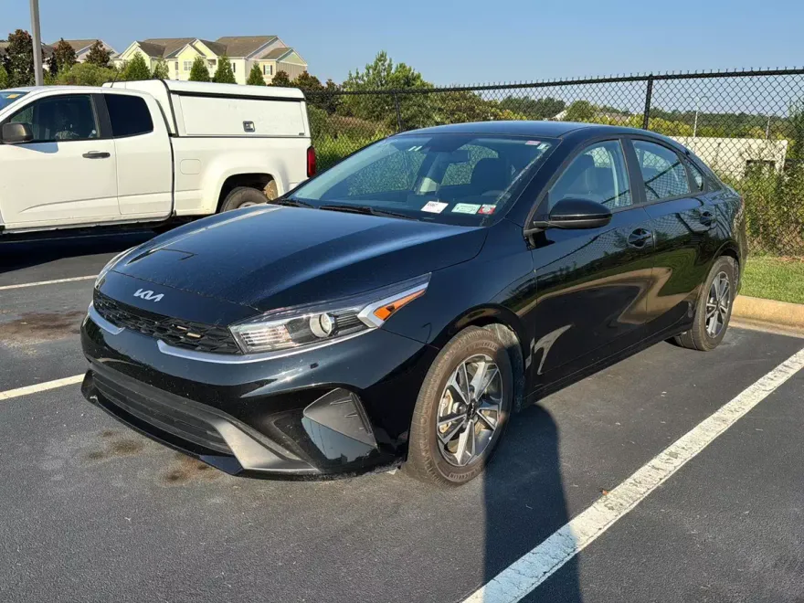 2023 Kia Forte LXS photo 1