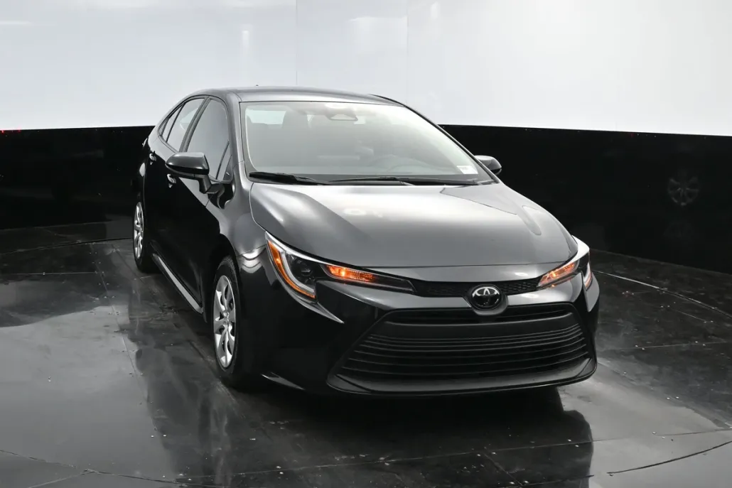 2023 Toyota Corolla LE photo 1