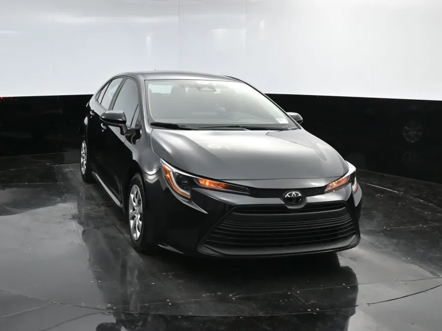 2023 Toyota Corolla LE photo 1