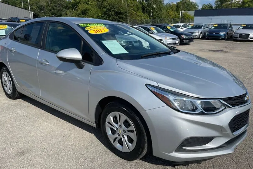 2017 Chevrolet Cruze LS photo 1