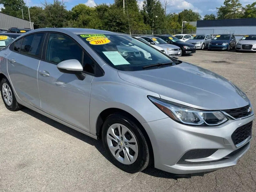2017 Chevrolet Cruze LS photo 1