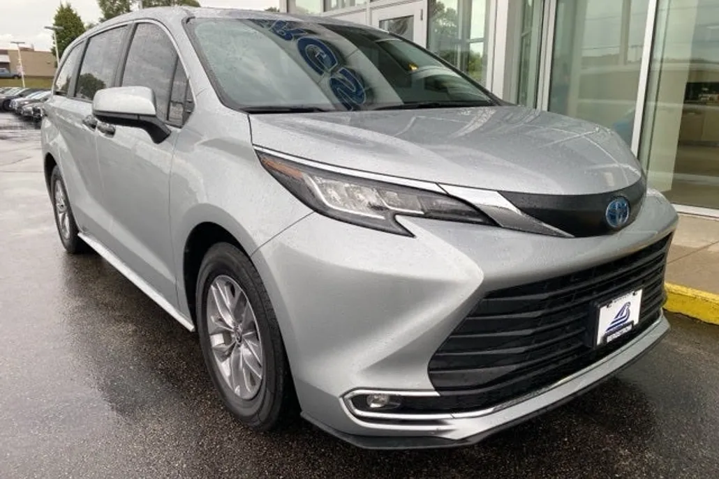 2022 Toyota Sienna XLE photo 1