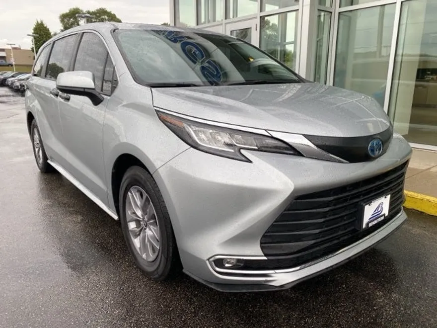 2022 Toyota Sienna XLE photo 1