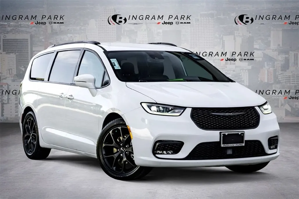 2022 Chrysler Pacifica Touring L photo 1