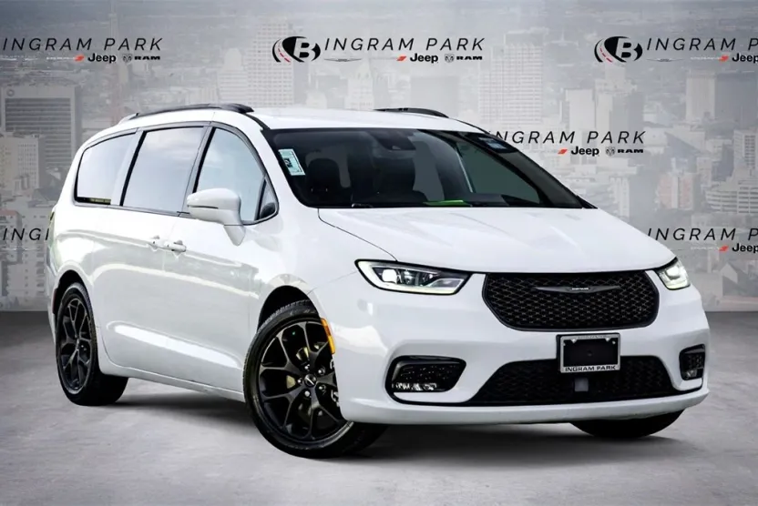 2022 Chrysler Pacifica Touring L photo 1
