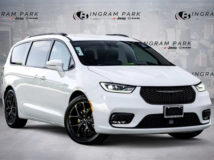 2022 Chrysler Pacifica Touring L photo 1