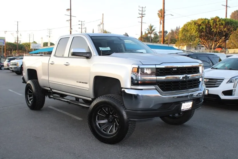 2019 Chevrolet Silverado 1500 LT photo 1