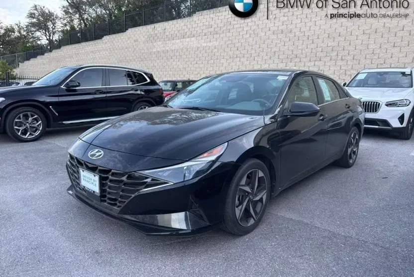 2022 Hyundai Elantra SEL photo 1