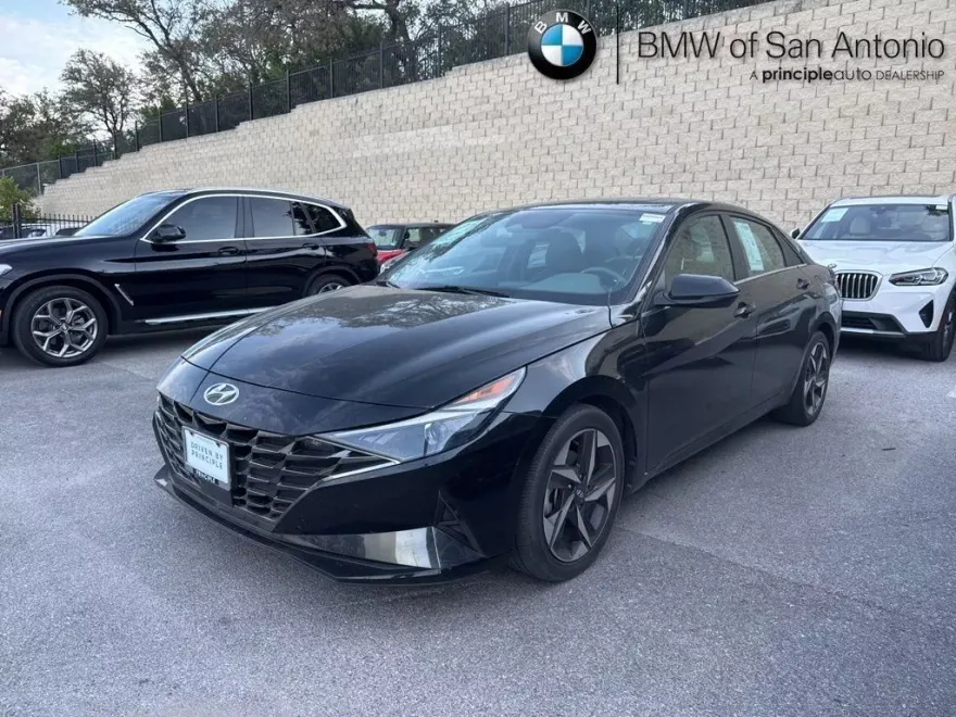 2022 Hyundai Elantra SEL photo 1