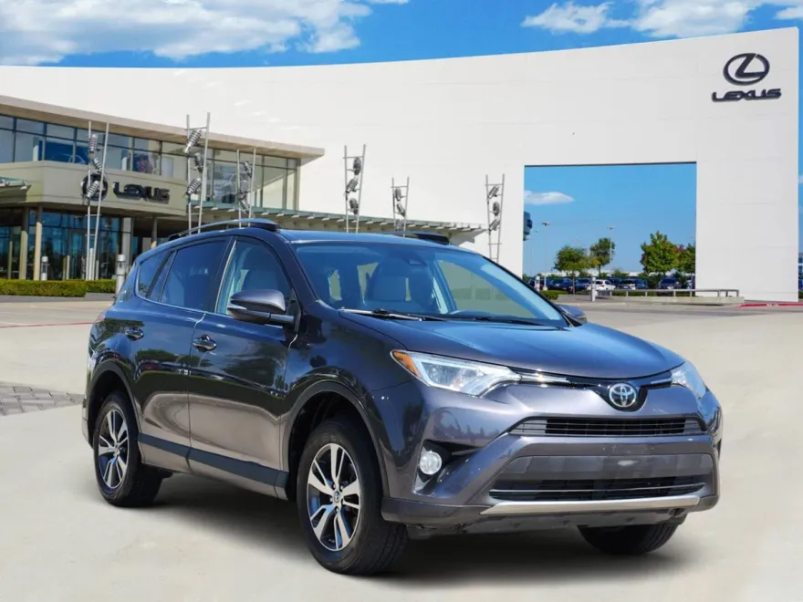 2018 Toyota RAV4 XLE photo 1