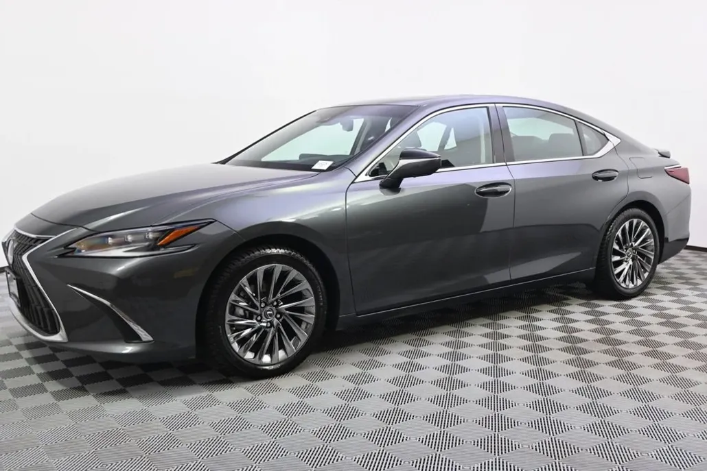 2024 Lexus ES 300h Ultra Luxury photo 1
